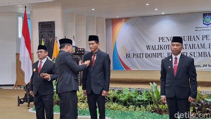 Penjabat (Pj) Gubernur NTB Hassanudin melantik lima Pjs Bupati dan Wali Kota di Gedung Graha Bakti Praja Kantor Gubernur NTB, Selasa (24/9/2024).

Nathea Citra/detikBali