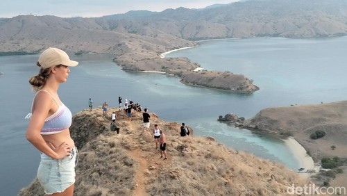 Pemandangan Pulau Gili Lawa di Taman Nasional Komodo, salah satu destinasi favorit wisatawan di Labuan Bajo.
