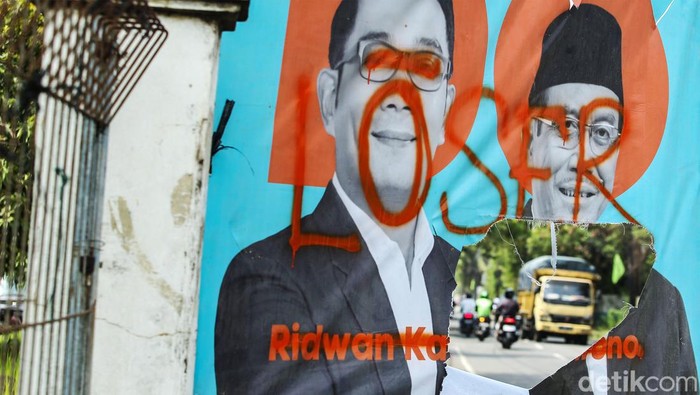 Penampakan Baliho RK-Suswono Dirusak di Jaktim Pengendara melintas di Kawasan Pulogebang, Jakarta Timur, Selasa (24/9/2024). Sejumlah baliho milik pasangan Cagub Cawagub no urut 1 Ridwan Kamil-Suswono nampak dirusak.