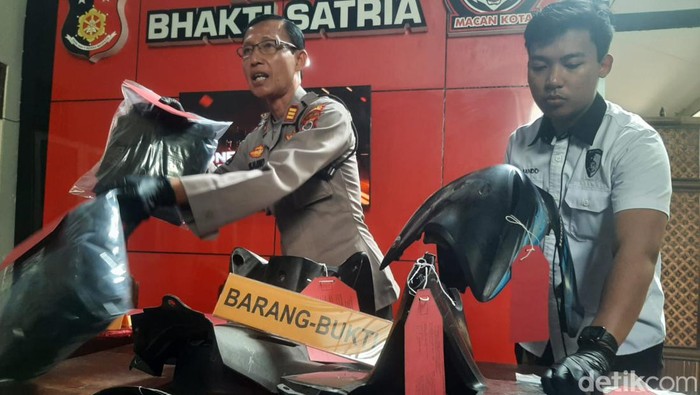 Penampakan barang bukti hasil kejahatan RB dan FH dalam jumpa pers di Mapolresta Jogja, Selasa (24/9).