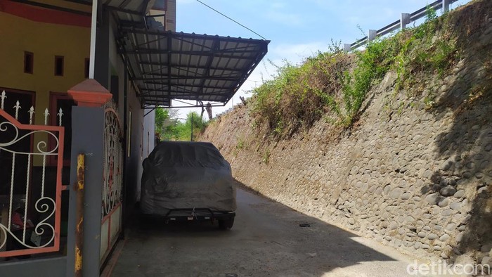 Penampakan garasi milik Agus di Makassar yang dibongkar namun masih menyisakan atap.