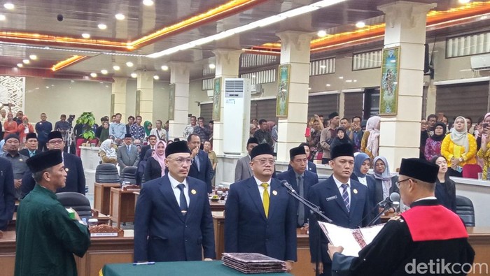 Penetapan pimpinan DPRD Kota Cirebo