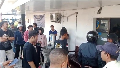 Penumpang kapal mendatangi kantor BPTD Pelabuhan Gilimanuk, Selasa (24/9/2024). Mereka mengeluhkan waktu tunggu kapal di Pelabuhan Gilimanuk yang lama setiap pagi.