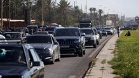 Kemacetan terjadi di Sidon, Lebanon saat gelombang pengungsi mulai berdatangan. 