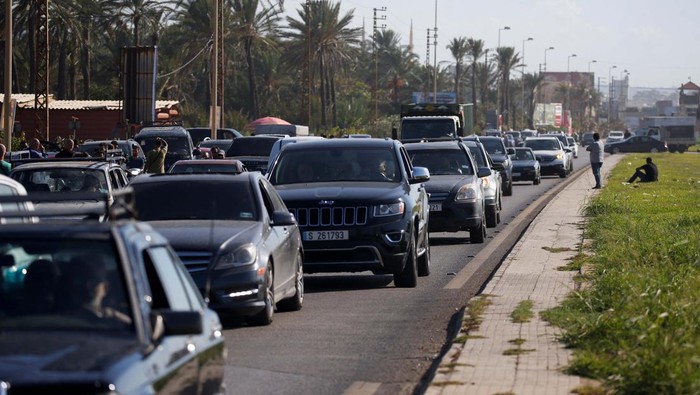 People travel in a vehicle loaded with belongings as traffic seen going north from Lebanons southern coastal city Sidon as some Lebanese flee heavy Israeli bombardment, Lebanon September 23, 2024. REUTERS/Ali Hankir