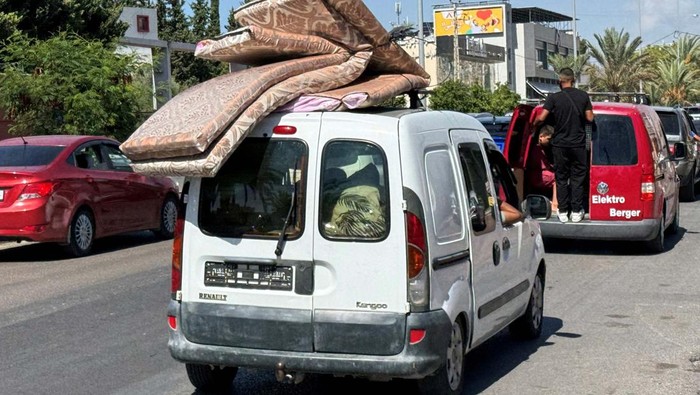 People travel in a vehicle loaded with belongings as traffic seen going north from Lebanon's southern coastal city Sidon as some Lebanese flee heavy Israeli bombardment, Lebanon September 23, 2024. REUTERS/Ali Hankir
