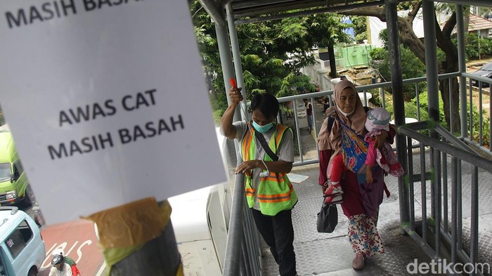 Para pekerja menyelesaikan program pemeliharaan jembatan penyeberangan orang (JPO) di Jalan Salemba Raya, Selasa (24/9/2024). Fasilitas umum menjadi perhatian publik dan terus ditingkatkan terutama untuk pejalan kaki.