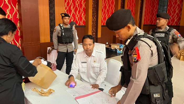 Personel Polres Blitar Kota saat melakukan pengamanan undian paslon