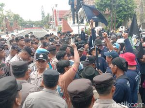 Aksi Saling Dorong Warnai Demo Hari Tani Nasional di Indramayu