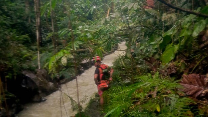 Petugas Basarnas saat mencari keberadaan korban. (Foto: Dok. Basarnas Medan)