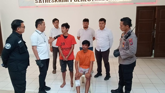 Petugas kepolisian saat menginterogasi kedua pelaku. (Dok. Polrestabes Medan)