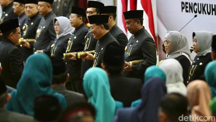 Pj Gubernur Jatim lantik 13 Pjs