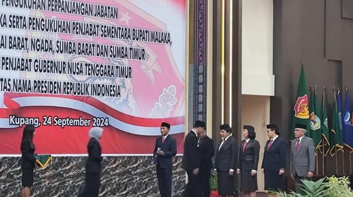 Pj Gubernur Nusa Tenggara Timur (NTT) Andriko Noto Susanto melantik lima penjabat sementara (Pjs) bupati di aula El Tari, Kupang, Selasa (24/9/2024). (Foto: Istimewa)