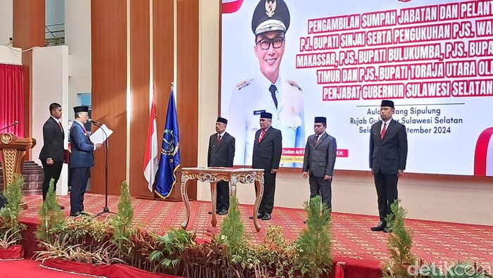 Pj Gubernur Sulsel Zudan Arif melantikn 4 pjs kepala daerah.