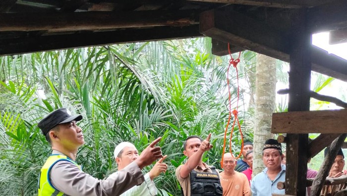 Polisi dan warga saat mengecek lokasi korban bunuh diri di Mura.