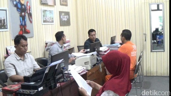 Polisi memeriksa pengasuh ponpes yang melakukan aksi cabul (baju orange) kepada sejumlah santriwati di kantor Sat Reskrim Polresta Cilacap, Selasa (24/9/2024).