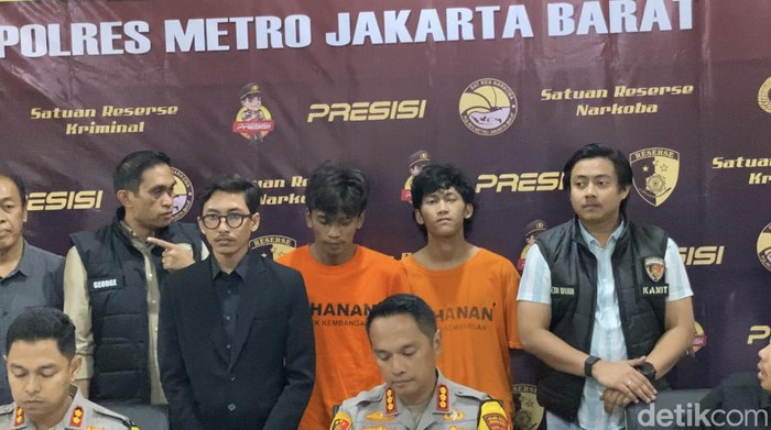 Polisi mengatakan salah satu tersangka berinisial ISE membawa air keras untuk balas dendam karena mengalami kebutaan akibat tersiram air keras saat tawuran. (Devi P/detikcom)