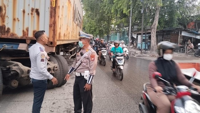 Polisi mengevakuasi truk kontainer yang mengalami kecelakaan di Cengkareng, Jakbar.