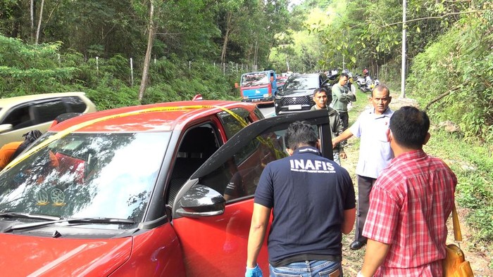 Polisi saat melakukan olah TKP dugaan pembegalan di Jalan Gajah Mada, Sei Ladi, Batam. (Foto: Istimewa)