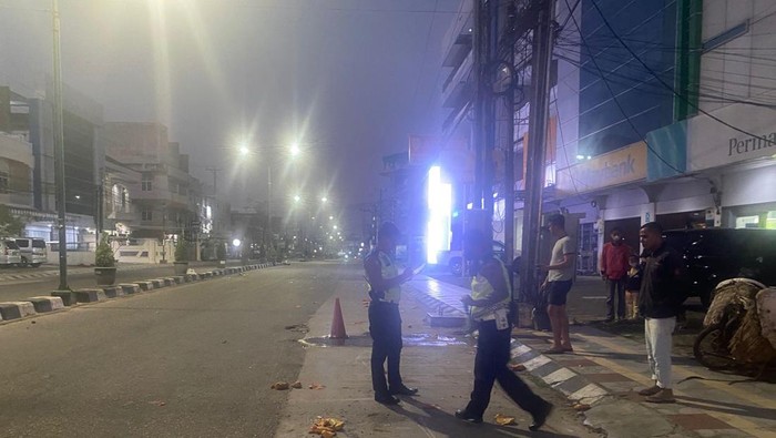 Polisi saat olah TKP kecelakaan di Jalan Hayam Muruk, Kota Jambi