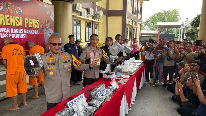 Polres Serang mengungkap 24 kilogram sabu dari 4 tersangka.