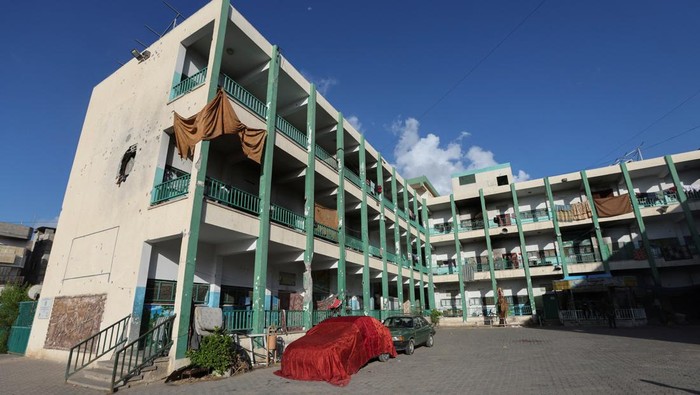 A Palestinian man inspects the damage to a school sheltering displaced people after it was hit by an Israeli strike, amid the Israel-Hamas conflict, at Beach refugee camp in Gaza City, September 22, 2024. REUTERS/Dawoud Abu Alkas TPX IMAGES OF THE DAY