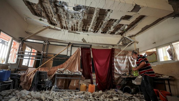 A Palestinian man inspects the damage to a school sheltering displaced people after it was hit by an Israeli strike, amid the Israel-Hamas conflict, at Beach refugee camp in Gaza City, September 22, 2024. REUTERS/Dawoud Abu Alkas     TPX IMAGES OF THE DAY