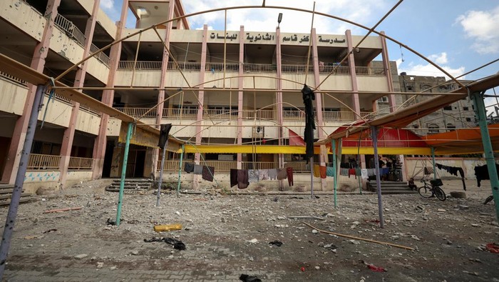 A Palestinian man inspects the damage to a school sheltering displaced people after it was hit by an Israeli strike, amid the Israel-Hamas conflict, at Beach refugee camp in Gaza City, September 22, 2024. REUTERS/Dawoud Abu Alkas     TPX IMAGES OF THE DAY