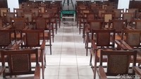 Peninggalan-peninggalan masa lampau di ‘Gereja Ayam’ ini masih terjaga, bahkan bangku-bangku di dalam gereja masih bangku dari tahun 1913. Terdapat pula Alkitab berbahasa Belanda pemberian ratu Belanda, Sophian Fredrika Mathilda pada tahun 1855.