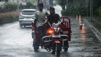 Badan Meteorologi, Klimatologi, dan Geofisika (BMKG) mencatat siang ini sejumlah wilayah di Jakarta diguyur hujan deras dengan kelembaban udara 69 persen dan kecepatan angin 9 kilometer per jam.   