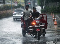 Potret Jakarta Diguyur Hujan Siang Ini