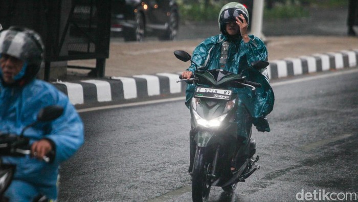 Hujan mengguyur kawasan Cipete, Jakarta, Selasa (24/9/2024) pukul 12.00 WIB.
