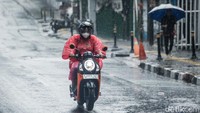 Hujan mengguyur kawasan Cipete, Jakarta, Selasa (24/9/2024) pukul 12.00 WIB.   