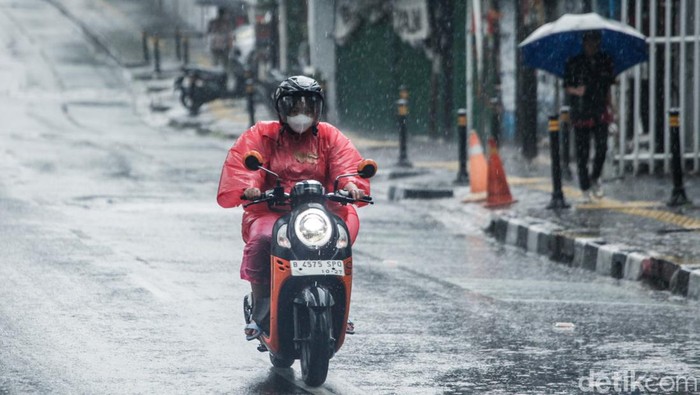 Potret Jakarta Diguyur Hujan Siang Ini Hujan mengguyur kawasan Cipete, Jakarta, Selasa (24/9/2024) pukul 12.00 WIB.