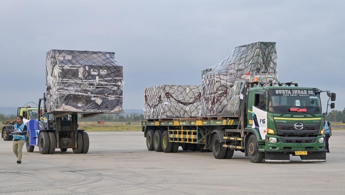 Potret Kedatangan Logistik MotoGP Mandalika Petugas melakukan bongkar muatan logistik MotoGP dari pesawat Qatar Cargo A7-BFH di Bandara Internasional Lombok (BIL), Praya, Lombok Tengah, NTB, Selasa (24/9/2024). Pesawat dengan nomor penerbangan QR8588 dari Doha tersebut membawa logistik seberat 86 ton kargo berupa spare part motor dan perangkat lainnya yang akan digunakan pada balapan MotoGP di Sirkuit Mandalika 27-29 September 2024. ANTARA FOTO/Ahmad Subaidi/aww.