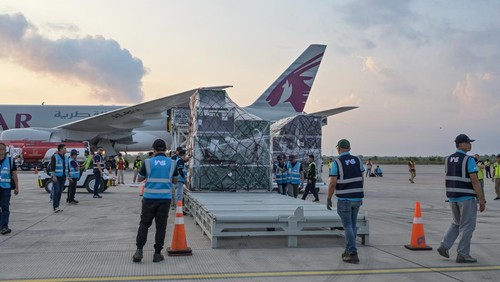 Petugas melakukan bongkar muatan logistik MotoGP dari pesawat Qatar Cargo A7-BFH di Bandara Internasional Lombok (BIL), Praya, Lombok Tengah, NTB, Selasa (24/9/2024). Pesawat dengan nomor penerbangan QR8588 dari Doha tersebut membawa logistik seberat 86 ton kargo berupa spare part motor dan perangkat lainnya yang akan digunakan pada balapan MotoGP di Sirkuit Mandalika 27-29 September 2024. ANTARA FOTO/Ahmad Subaidi/aww.