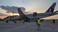 Pesawat dengan nomor penerbangan QR8588 dari Doha tersebut membawa logistik seberat 86 ton kargo.  