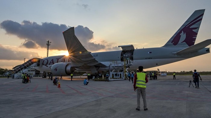 Petugas melakukan bongkar muatan logistik MotoGP dari pesawat Qatar Cargo A7-BFH di Bandara Internasional Lombok (BIL), Praya, Lombok Tengah, NTB, Selasa (24/9/2024). Pesawat dengan nomor penerbangan QR8588 dari Doha tersebut membawa logistik seberat 86 ton kargo berupa spare part motor dan perangkat lainnya yang akan digunakan pada balapan MotoGP di Sirkuit Mandalika 27-29 September 2024. ANTARA FOTO/Ahmad Subaidi/aww.