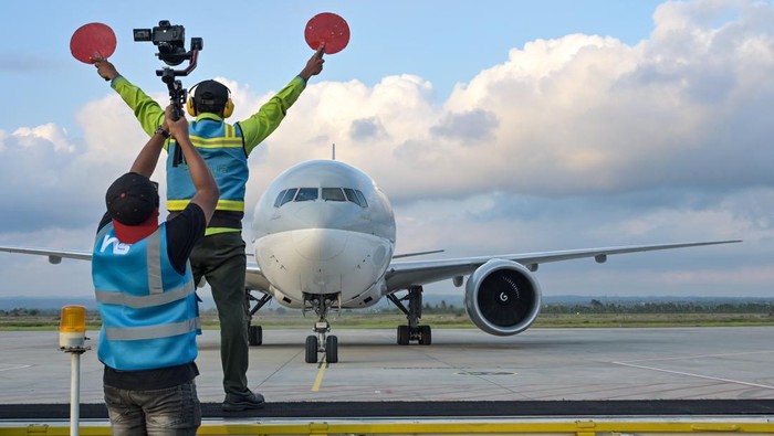 Petugas melakukan bongkar muatan logistik MotoGP dari pesawat Qatar Cargo A7-BFH di Bandara Internasional Lombok (BIL), Praya, Lombok Tengah, NTB, Selasa (24/9/2024). Pesawat dengan nomor penerbangan QR8588 dari Doha tersebut membawa logistik seberat 86 ton kargo berupa spare part motor dan perangkat lainnya yang akan digunakan pada balapan MotoGP di Sirkuit Mandalika 27-29 September 2024. ANTARA FOTO/Ahmad Subaidi/aww.