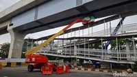 Tak hanya pemasangan rel, sekarang ini juga terdapat pengerjaan konstruksi tengah dalam proses finishing. Para pekerja sedang mengerjakan penguatan terhadap baut beton dan mengecat dinding beton. Untuk menunjang pengerjaan tersebut terdapat 2 alat berat mekanis yakni Boom Lift yang digunakan untuk menjangkau dinding-dinding beton.