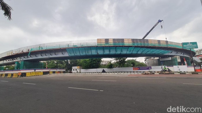 Pembangunan Light Rail Transit (LRT) Jakarta 1B rute Velodrome-Manggarai sudah mulai terhubung jalur lintasannya, terpantau proses pembangunannya berjalan lancar dan dapati hasil positif, Selasa (24/9/2024).