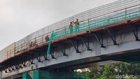 Sepanjang lintasan mulai dari stasiun LRT Velodrome kini terdapat pemasangan rel yang tengah dilakukan para pekerja. Pengerjaan rel ini kiranya sudah sampai ke tiang pondasi yang ke 20 dari 34 tiang yang sudah terpasang saat ini.