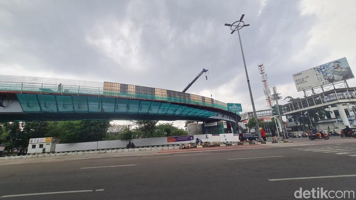 Potret Terbaru Pembangunan LRT Velodrome ke Manggarai Pembangunan Light Rail Transit (LRT) Jakarta 1B rute Velodrome-Manggarai sudah mulai terhubung jalur lintasannya, terpantau proses pembangunannya berjalan lancar dan dapati hasil positif, Selasa (24/9/2024).
