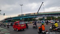 Dalam pantauan detikcom Selasa (24/9/2024) para pekerja proyek ini terbagi menjadi dua bagian dimana ada yang terdapat di lintasan untuk pemasangan rel dan ada juga yang di luar lintasan untuk melakukan proses finishing.