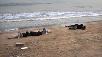 Warga terlihat sedang tidur di bibir pantai umum di Lebanon, Selasa (24/9/2024).