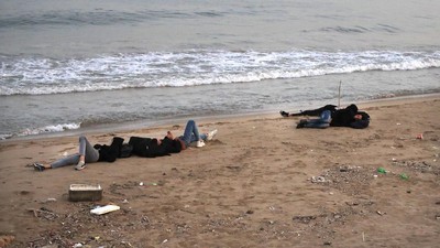 Potret Warga Lebanon Saat Ngungsi di Pinggir Pantai
