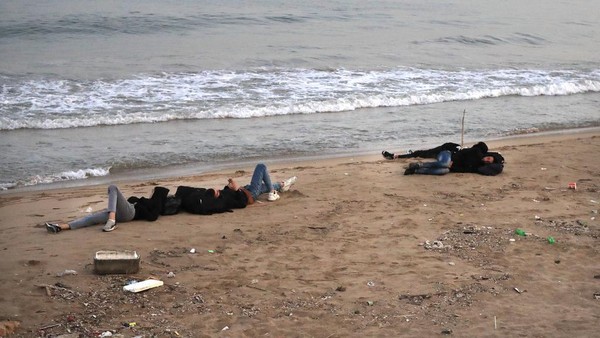 Potret Warga Lebanon Saat Ngungsi di Pinggir Pantai