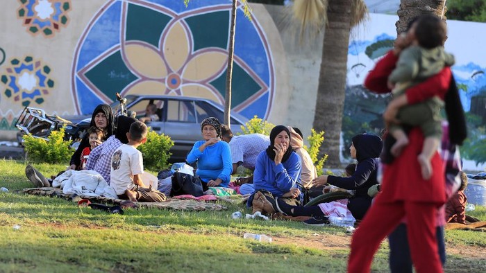 Serangan besar Israel ke wilayah Lebanon Selatan membuat warga mencari tempat aman untuk mengungsi. Salah satunya pantai umum di Lebanon.
