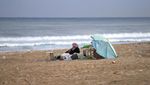 Potret Warga Lebanon Saat Ngungsi di Pinggir Pantai