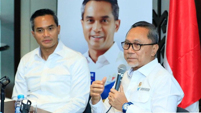 Potret Zulhas di HUT ke-56 Kadin Indonesia Menteri Perdagangan Zulkifli Hasan ikut menghadiri perayaan HUT ke-56 Kadin Indonesia di Menara Kadin Jakarta. Turut hadir Menteri Investasi/Kepala Badan Koordinasi Penanaman Mofal (BKPM) Rosan Roeslani.